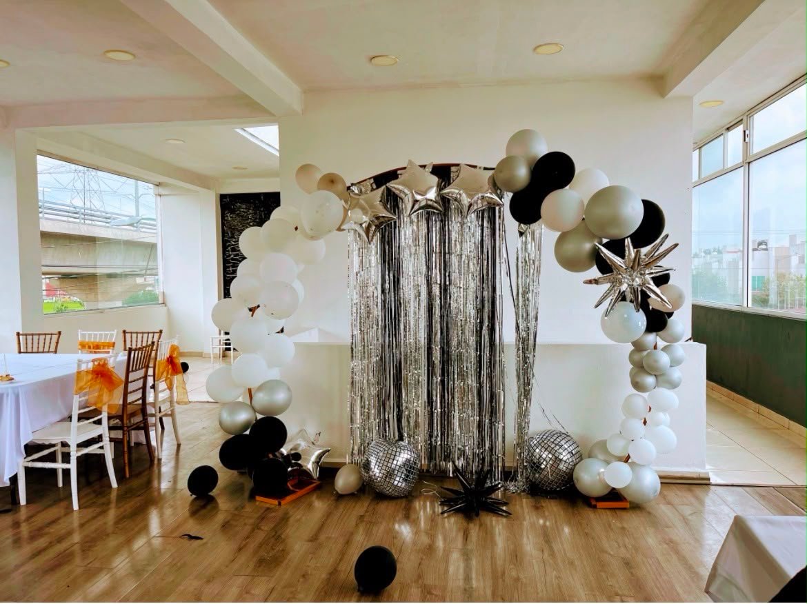 Mesas montadas en salón de eventos